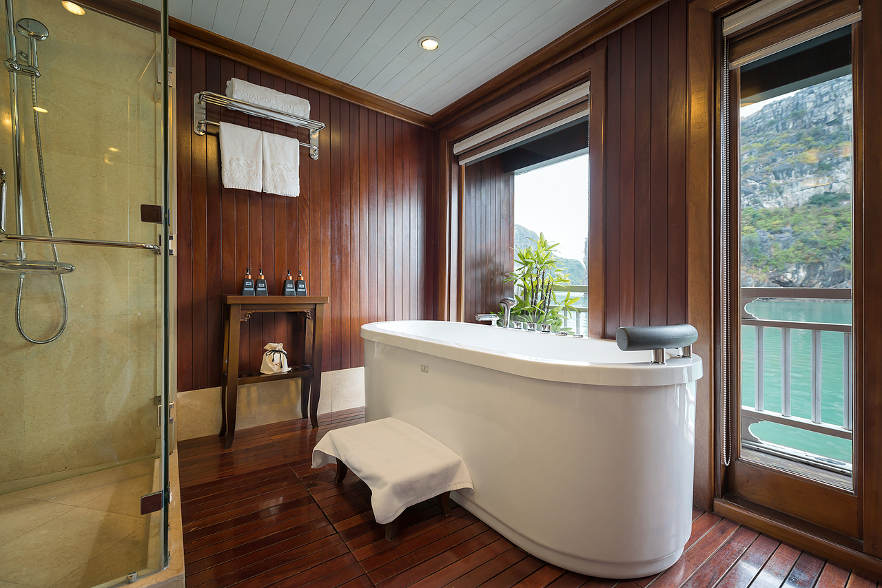 Paradise Peak Cruise bathroom