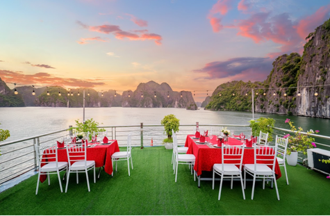 Sunlight Premium Cruise outdoor restaurant