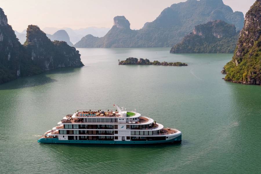 Go on a cruise trip in Halong Bay in April
