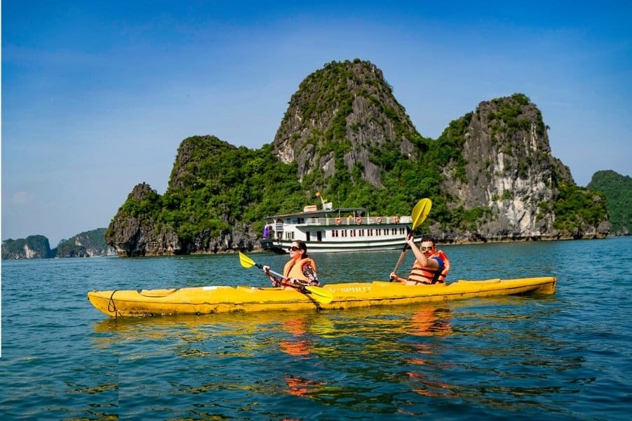 Pros and Cons of tourist seasons in Halong Bay 